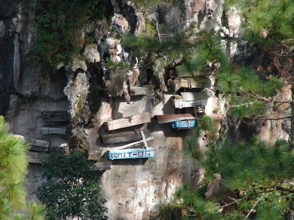 hanging coffins of bo