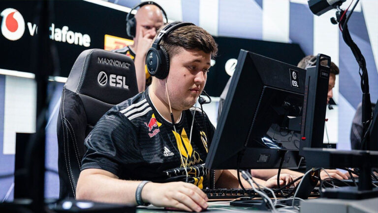 Zywoo's CS:GO Precision ─ Crosshair and Configuration Unveiled - Weird Worm