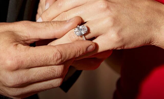 oval cut diamond engagement ring