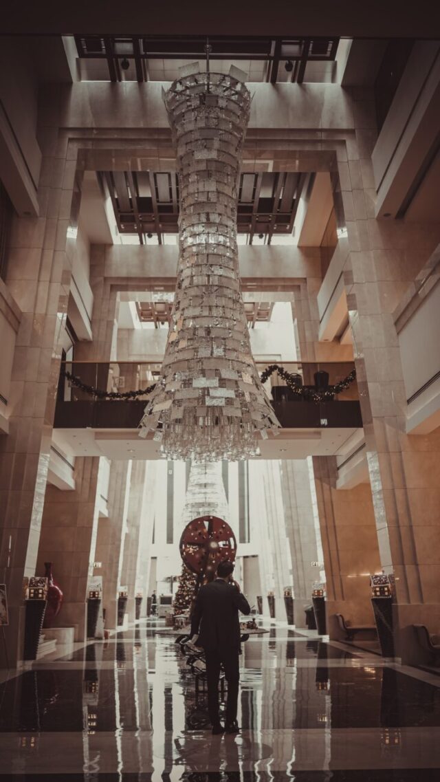 Elegant luxury hotel lobby with a modern chandelier and sophisticated architecture